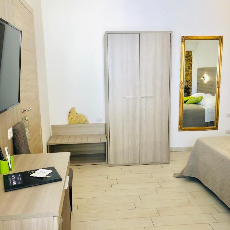 Bardilio Luxury Rooms - Triple Room with Private Bathroom - 22