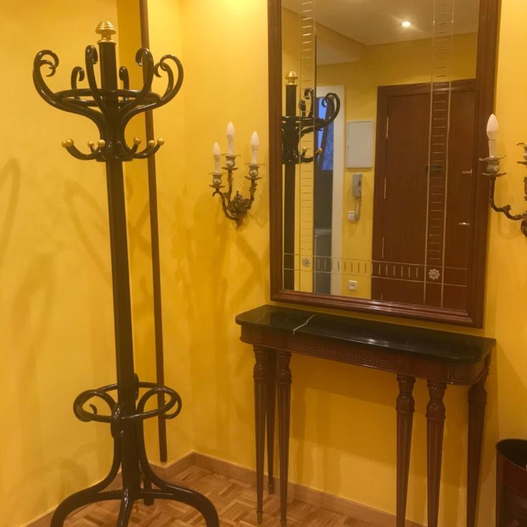 Calle San Bartolomé, 7 - 2. Piso Turístico - Three-Bedroom House - 8