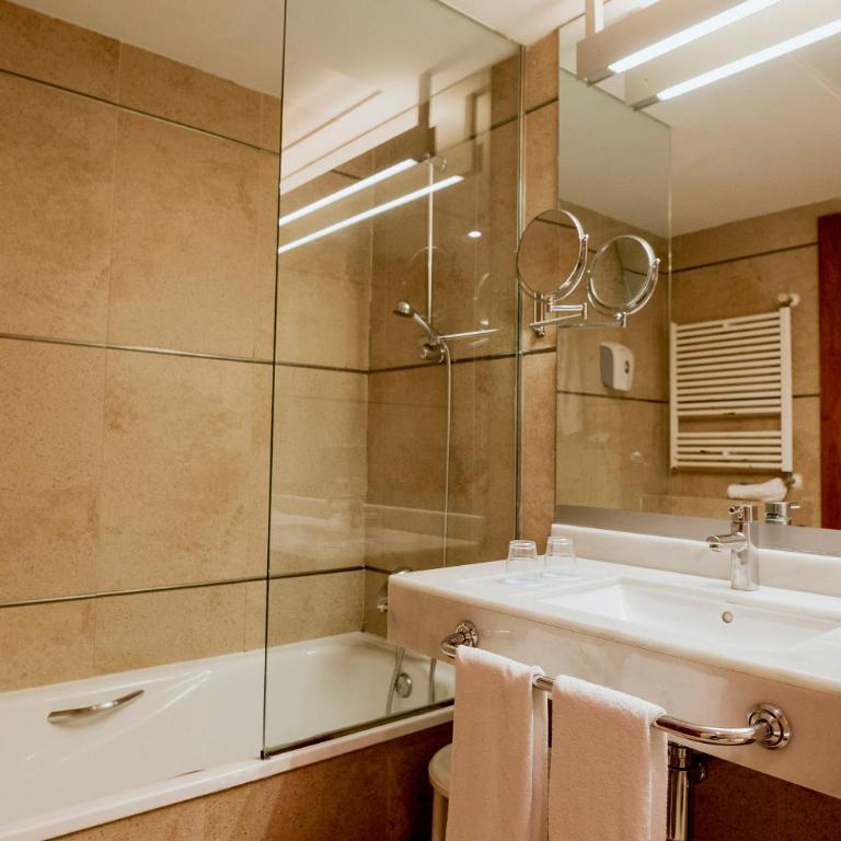Hotel Deloix 4* Sup - Habitación Doble con 2 camas (2 adultos + 1 niño) - 5