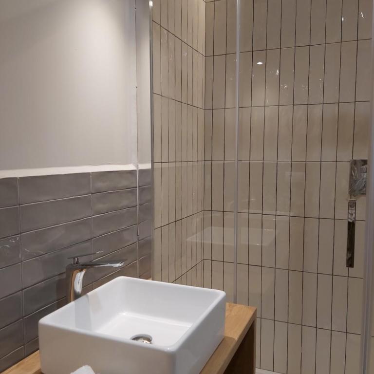 Habital Suites - Camera King Deluxe - 11