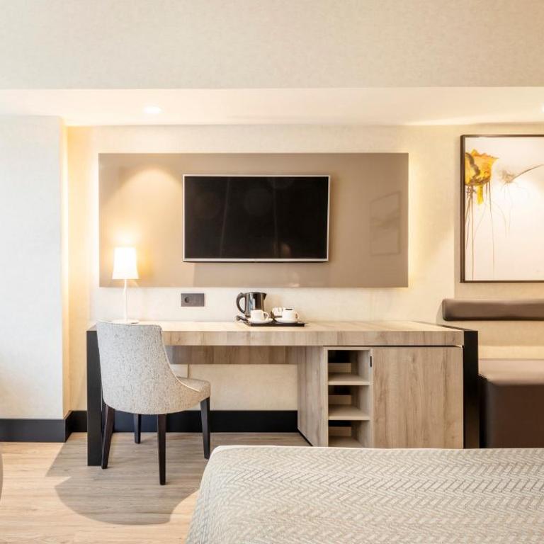 Ilunion Málaga - Habitación Doble con cama supletoria (2 adultos + 1 niño) - 3
