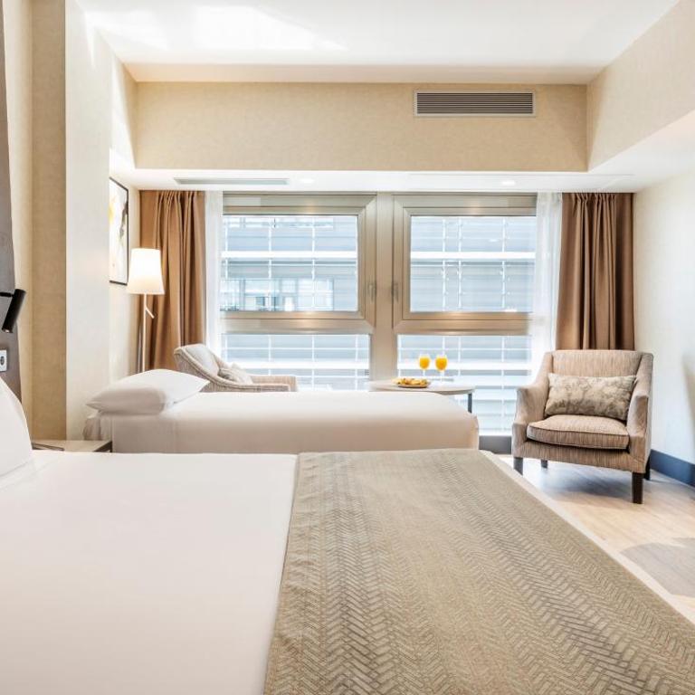 Ilunion Málaga - Habitación Doble con cama supletoria (2 adultos + 1 niño) - 4