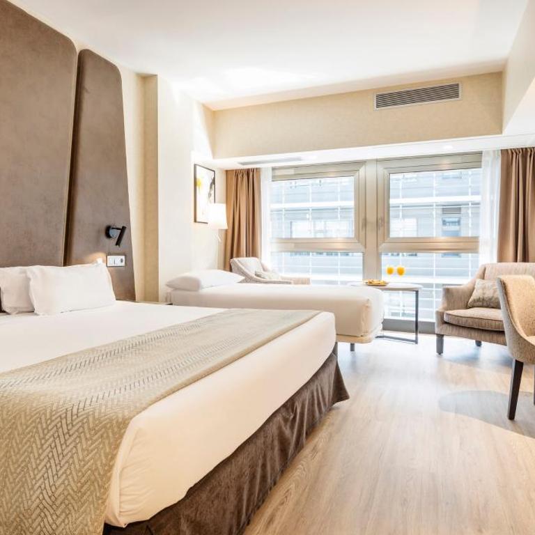Ilunion Málaga - Habitación Doble con cama supletoria (2 adultos + 1 niño) - 5