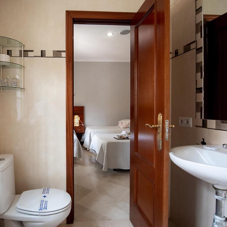 Hostal La Muralla - Habitación Triple con baño privado - 4