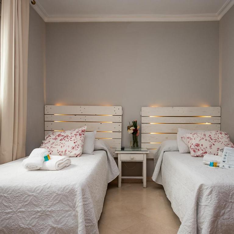 Hostal La Muralla - Habitación Doble con baño privado - 1 o 2 camas - 8