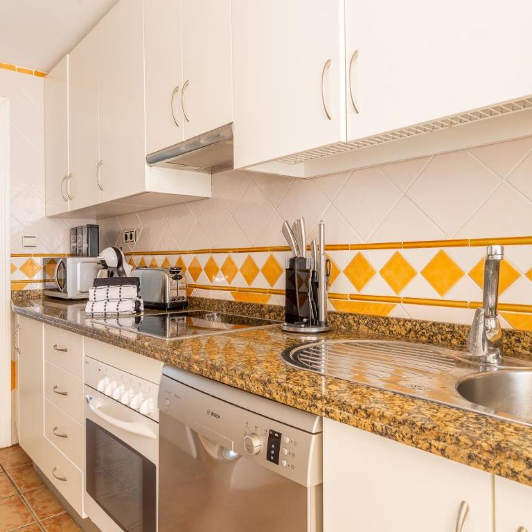STYLISH TOWNHOUSE IN BEACHFRONT COMPLEX - Casa de 3 dormitorios - 15
