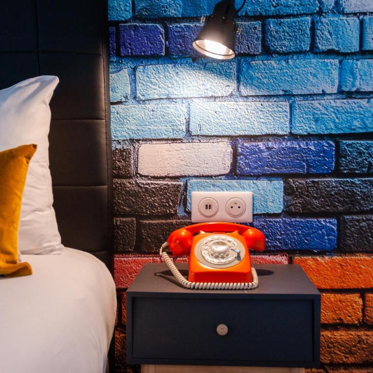 La Maison Hôtel Mulhouse Centre - Quadruple Room with 1 Double Bad and 2 Single Beds - 3