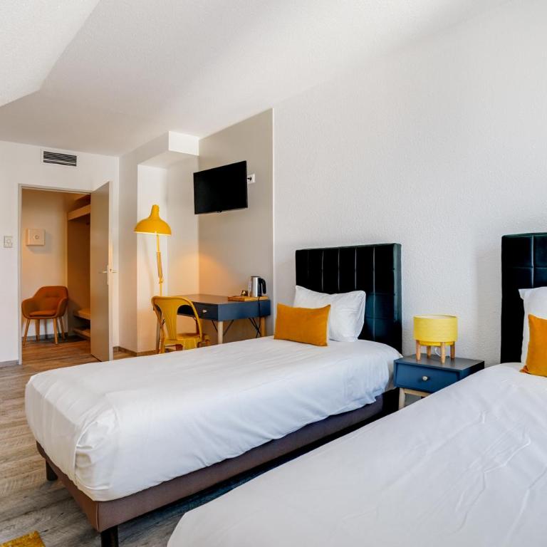 La Maison Hôtel Mulhouse Centre - Quadruple Room with 1 Double Bad and 2 Single Beds - 5