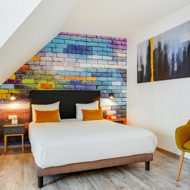 La Maison Hôtel Mulhouse Centre - Quadruple Room with 1 Double Bad and 2 Single Beds - 6