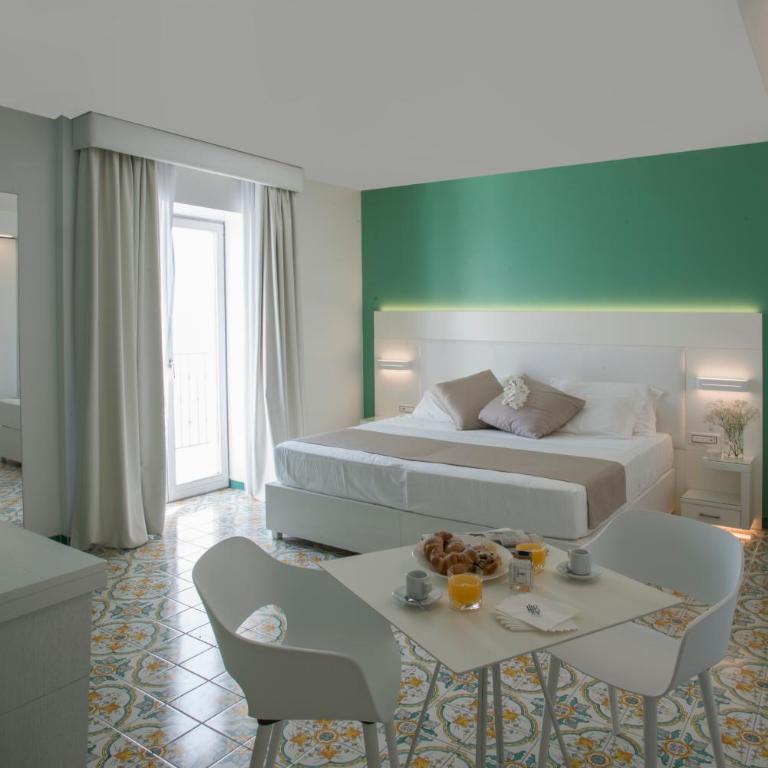 Lloyd's Baia Hotel - Camera Superior con Vista Mare Parziale - 1