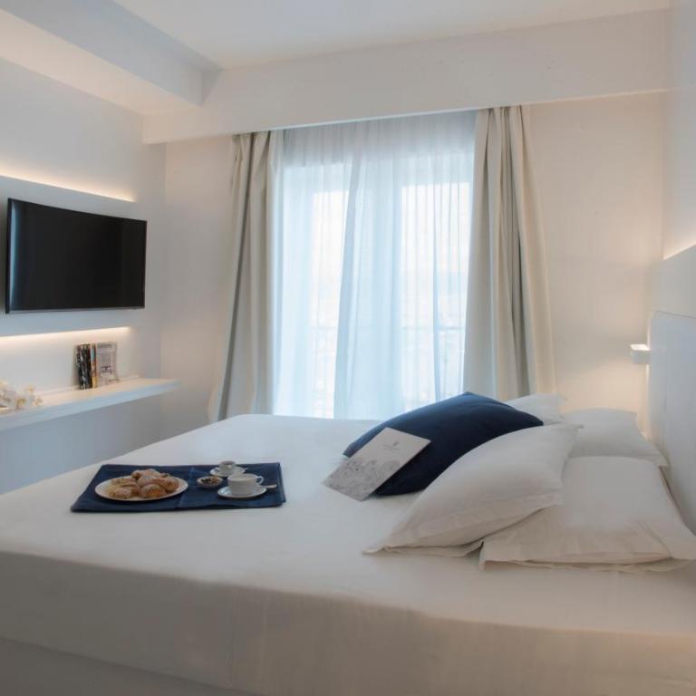 Lloyd's Baia Hotel - Camera Familiare Superior con Vista Mare Parziale - 1