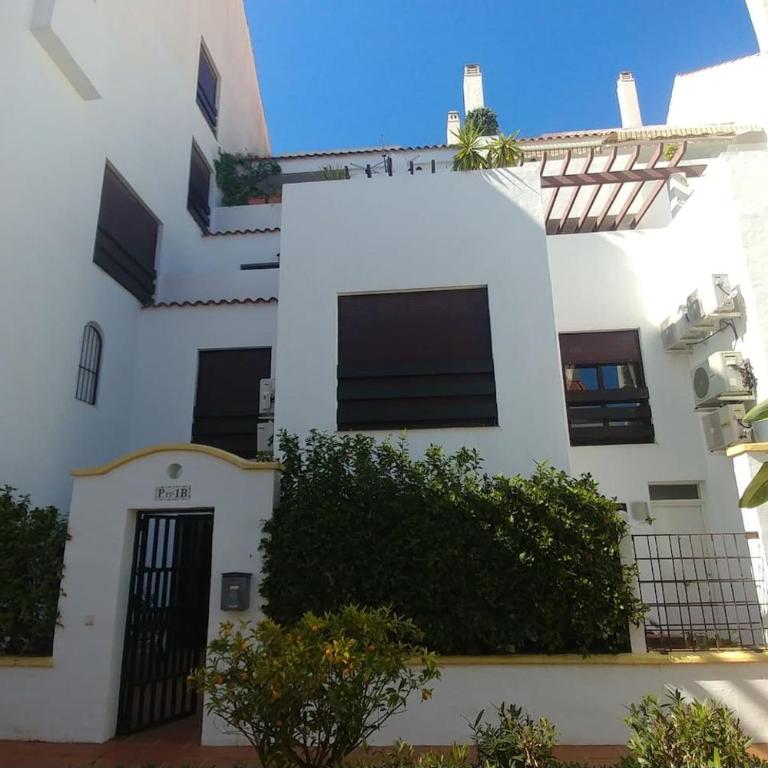 Stylish 2-Bed Duplex Townhouse, Full Kitchen, Access to Three Pools, Minutes from Puerto Banus, by "La Buena Vida Holiday Homes" - Apartamento de 2 dormitorios - 38