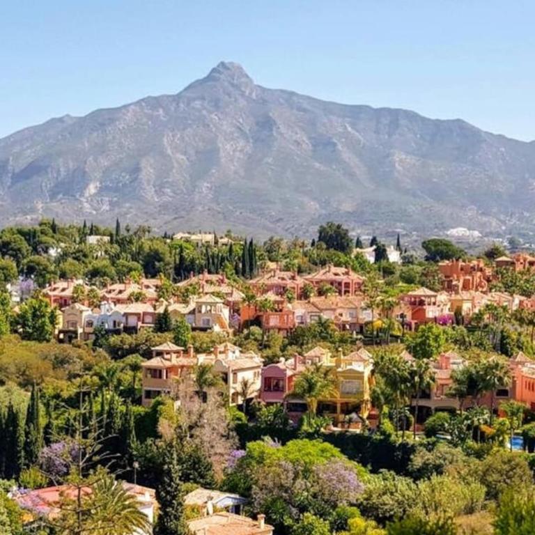 Stylish 2-Bed Duplex Townhouse, Full Kitchen, Access to Three Pools, Minutes from Puerto Banus, by "La Buena Vida Holiday Homes" - Apartamento de 2 dormitorios - 52