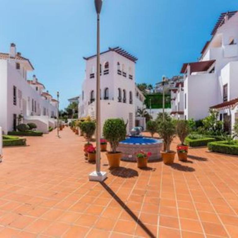 Stylish 2-Bed Duplex Townhouse, Full Kitchen, Access to Three Pools, Minutes from Puerto Banus, by "La Buena Vida Holiday Homes" - Apartamento de 2 dormitorios - 39