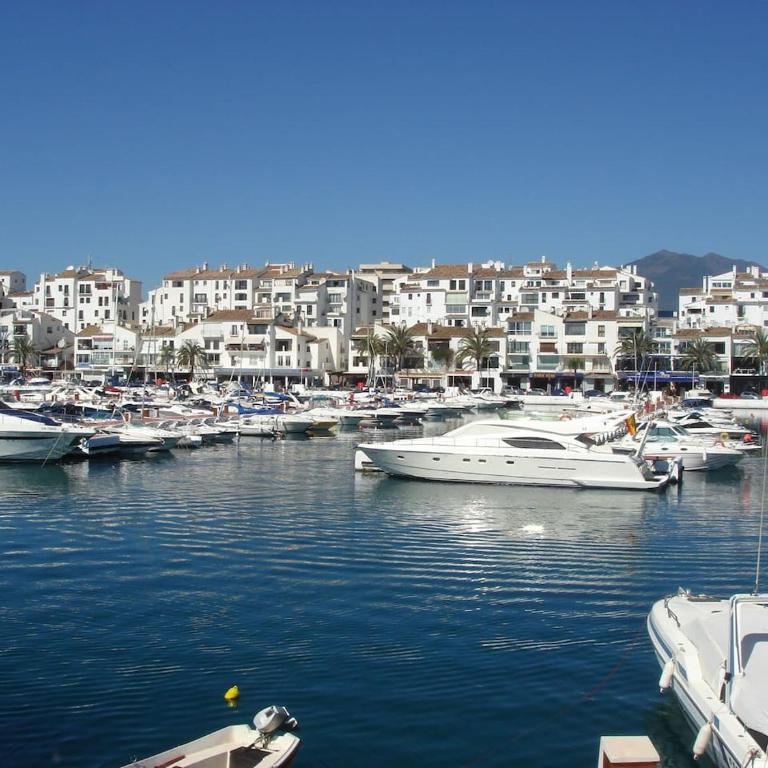Stylish 2-Bed Duplex Townhouse, Full Kitchen, Access to Three Pools, Minutes from Puerto Banus, by "La Buena Vida Holiday Homes" - Apartamento de 2 dormitorios - 56