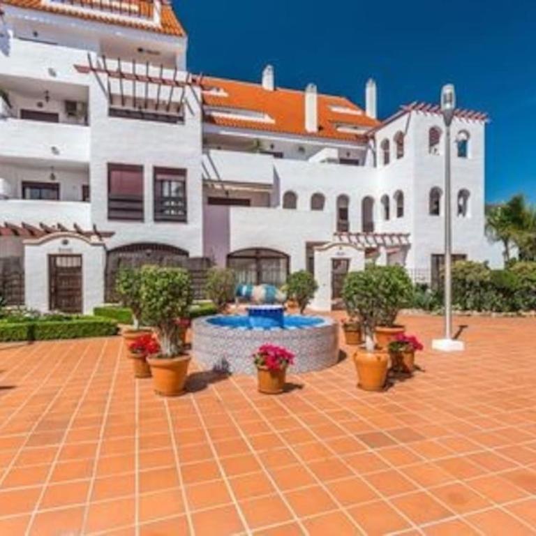 Stylish 2-Bed Duplex Townhouse, Full Kitchen, Access to Three Pools, Minutes from Puerto Banus, by "La Buena Vida Holiday Homes" - Apartamento de 2 dormitorios - 42