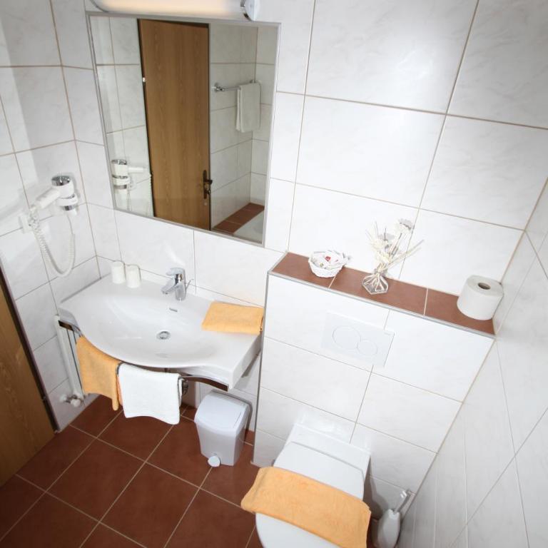 Pension Charly - Doppelzimmer mit Balkon - 16