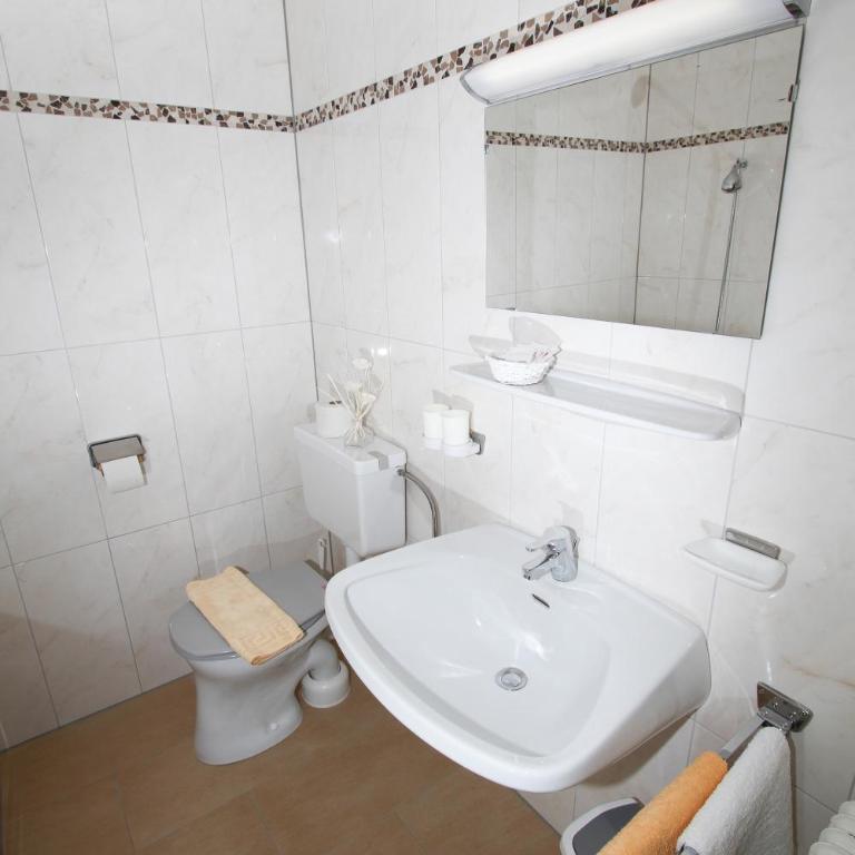 Pension Charly - Doppelzimmer mit Balkon - 7