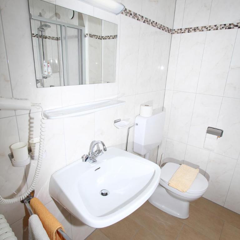 Pension Charly - Doppelzimmer mit Balkon - 14
