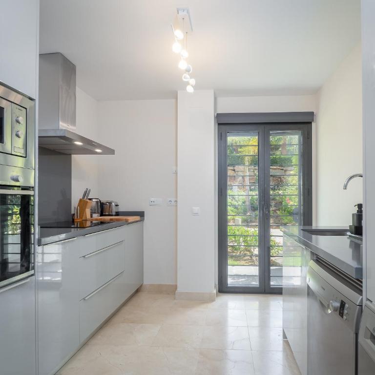 Amazing Two Bedroom Apartment in Los Flamingos, Marbella - Apartamento de 2 dormitorios - 1