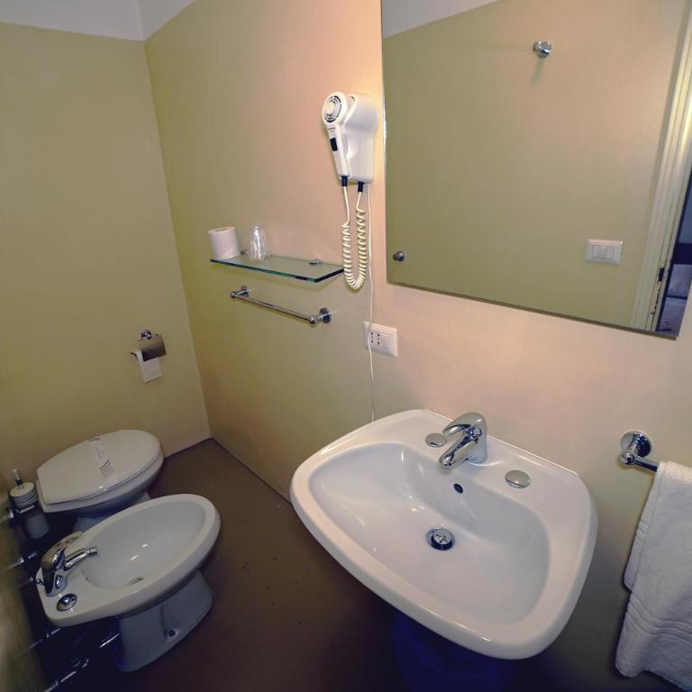 Hotel Canada - Camera Matrimoniale Piccola con Bagno Privato Esterno - 3
