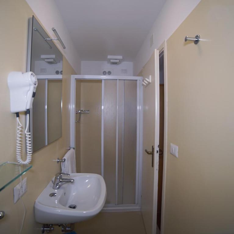 Hotel Canada - Camera Matrimoniale Piccola con Bagno Privato Esterno - 4