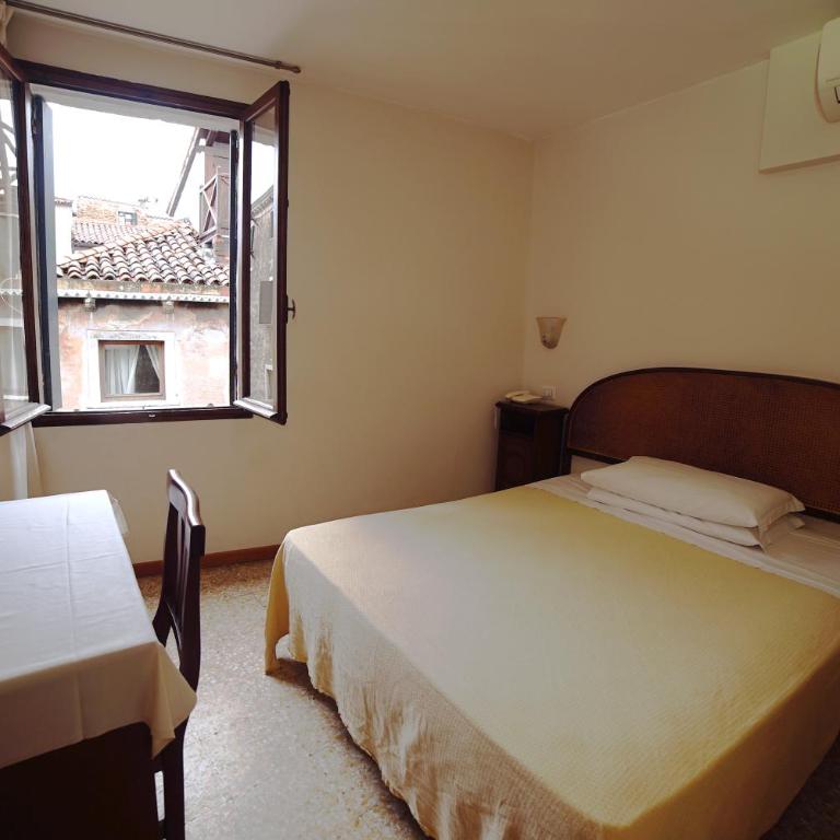 Hotel Canada - Camera Matrimoniale Piccola con Bagno Privato Esterno - 2