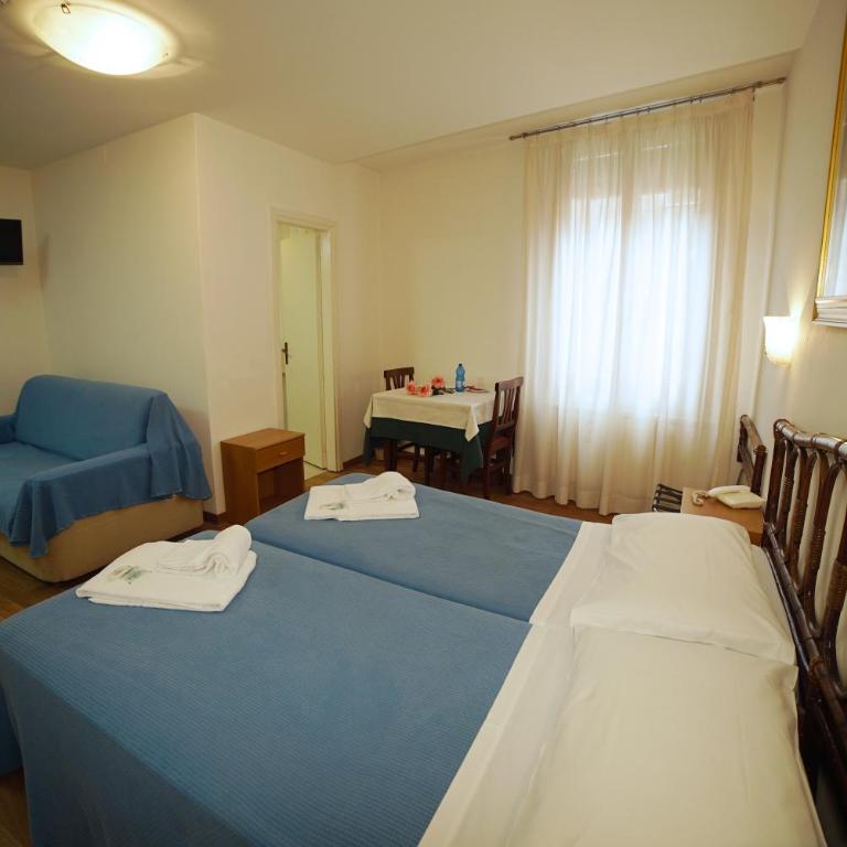 Hotel Canada - Camera Familiare con Vista Canale - 2