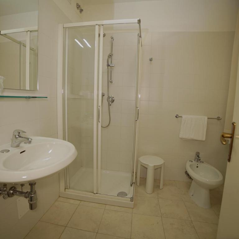 Hotel Canada - Camera Familiare con Vista Canale - 8