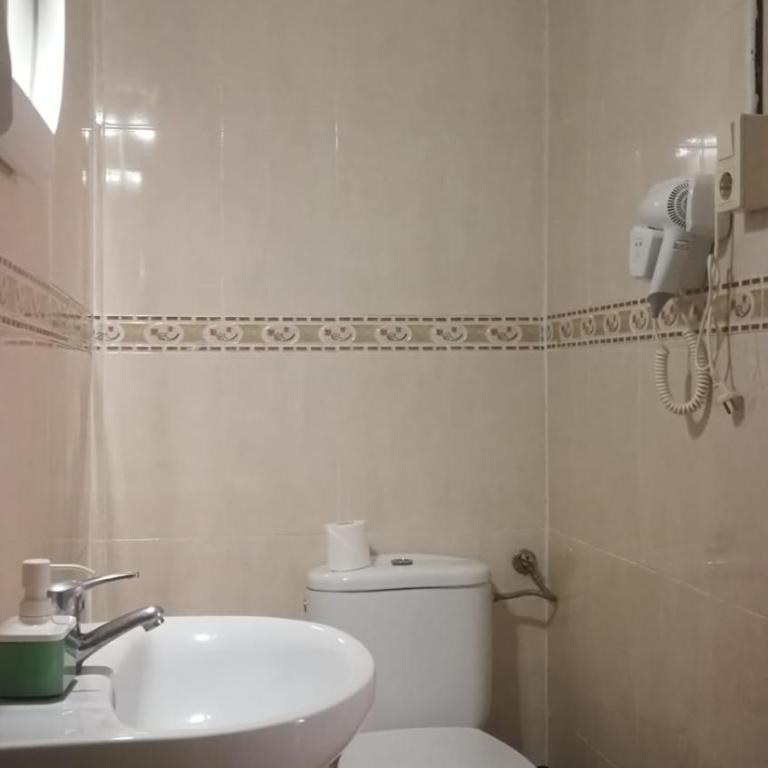 YOUTH HOSTEL - Central and Basic Drassanes - Habitación Doble con baño privado - 7