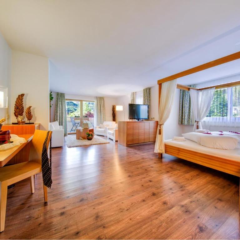 Garden Park Hotel - Junior Suite with Balcony - 1
