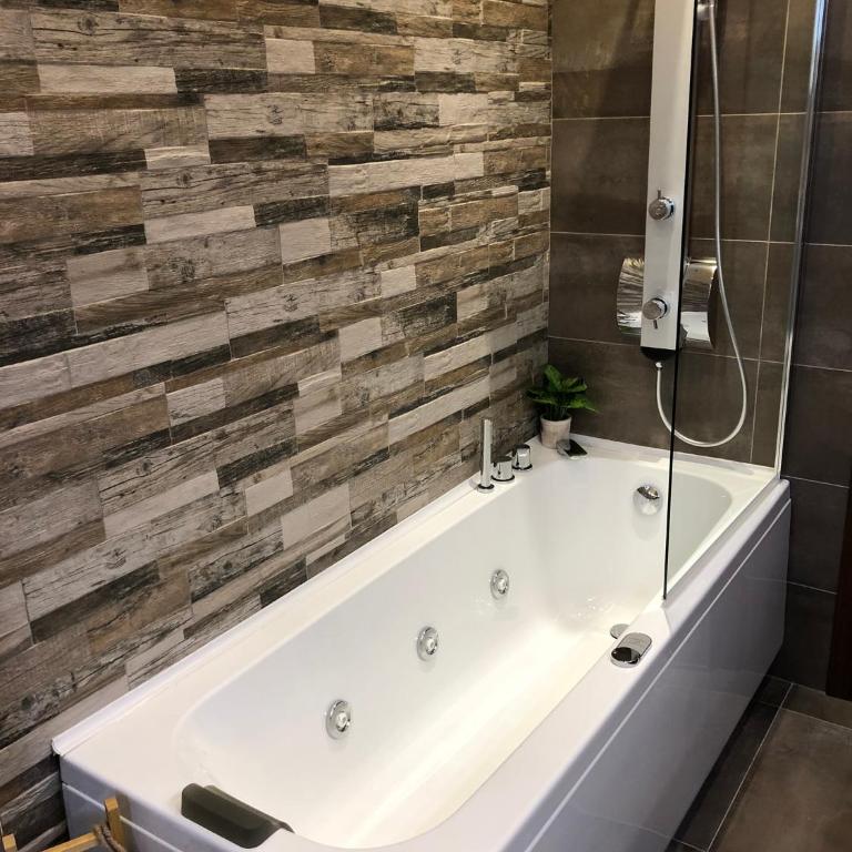 Jenny's Country Dreamhouse - Deluxe Double Room with Bath - 10