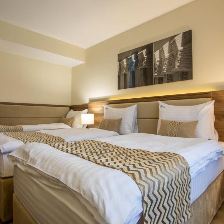 Hotel Nais - Standardna Trokrevetna Soba - 1