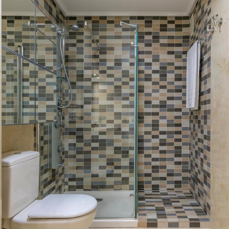 Heros by Forever Rentals - Two-Bedroom Apartment - 23