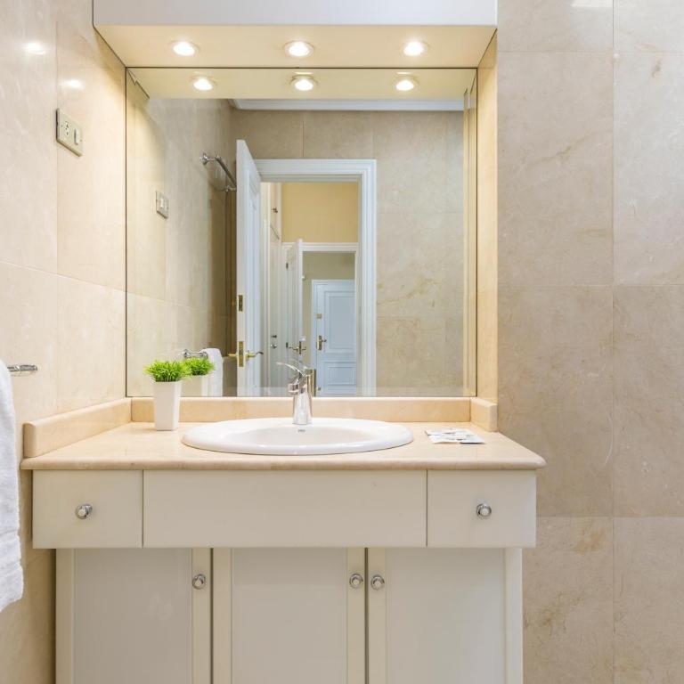 Heros by Forever Rentals - Two-Bedroom Apartment - 22