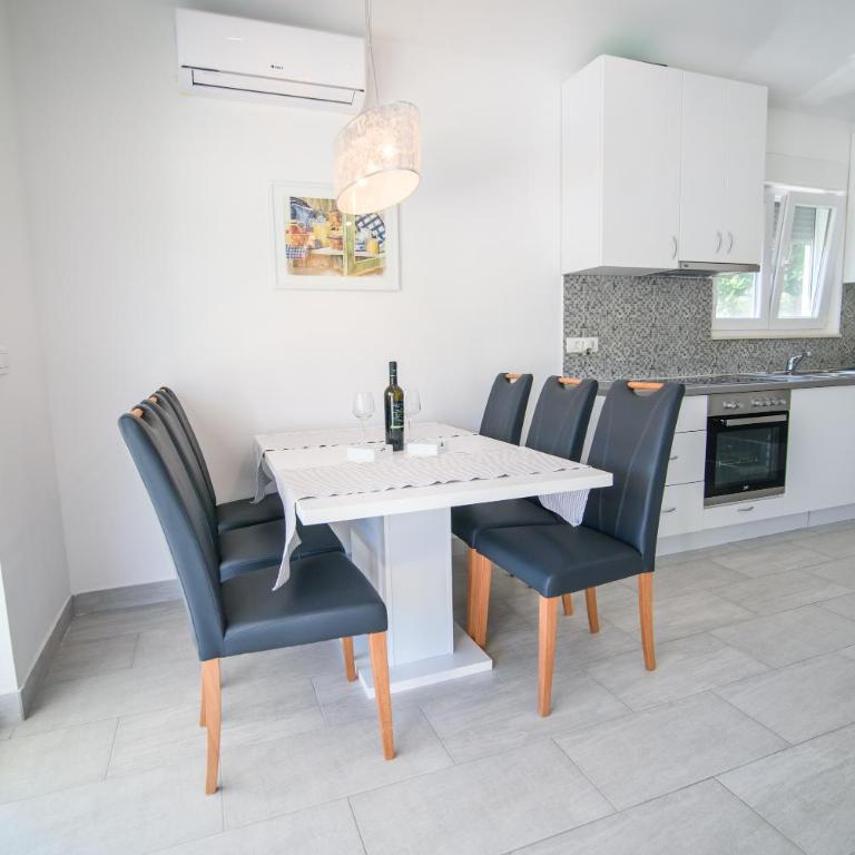 Villa Mirna - Two-Bedroom House - 18