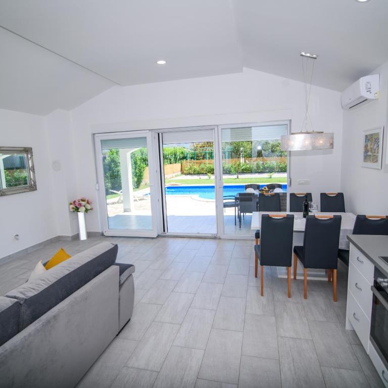 Villa Mirna - Two-Bedroom House - 11