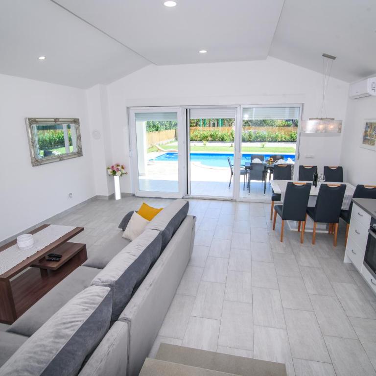 Villa Mirna - Two-Bedroom House - 17