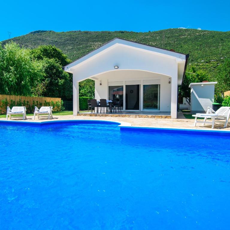 Villa Mirna - Two-Bedroom House - 37