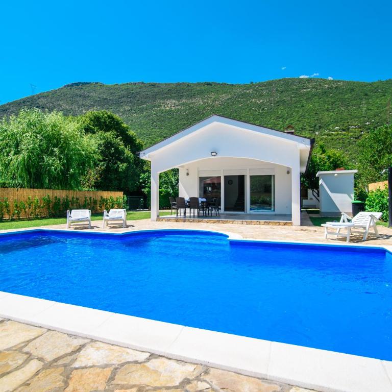 Villa Mirna - Two-Bedroom House - 38