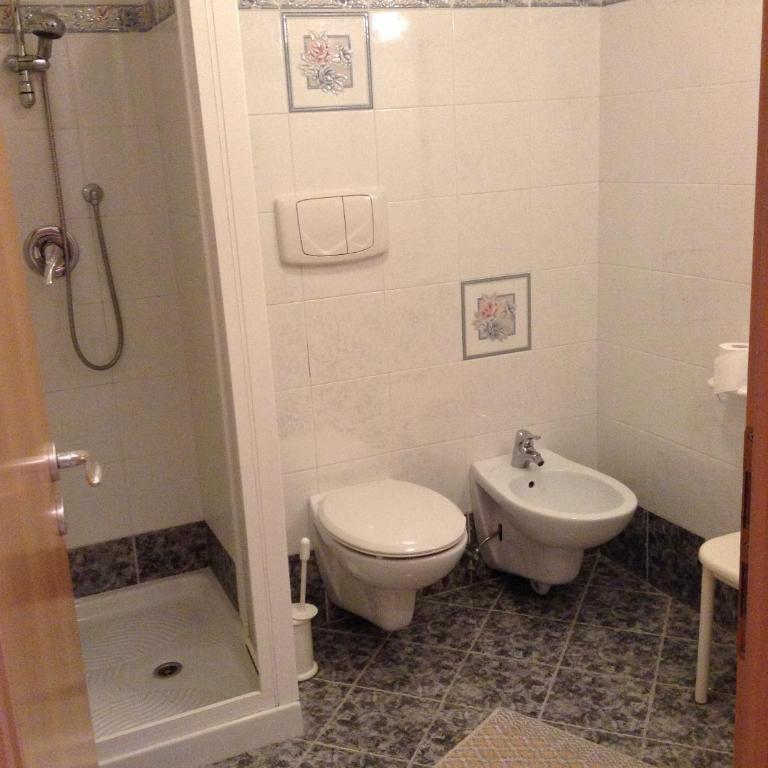 Verda Val - Camera Matrimoniale con Bagno in Comune - Dependance - 9