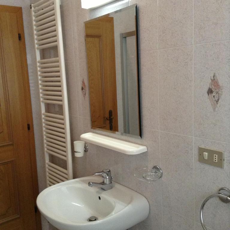 Verda Val - Camera Matrimoniale con Bagno in Comune - Dependance - 12