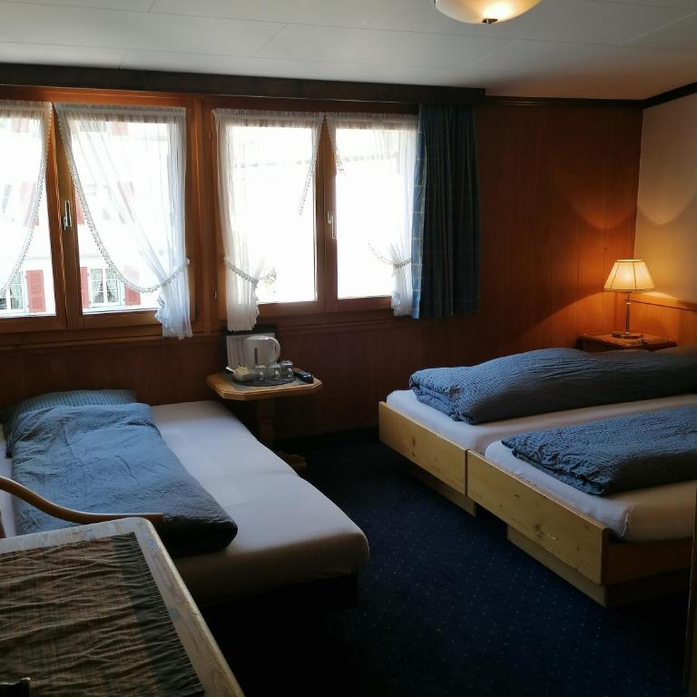 Petit Helvetia Budget Hotel - Dreibettzimmer - 3