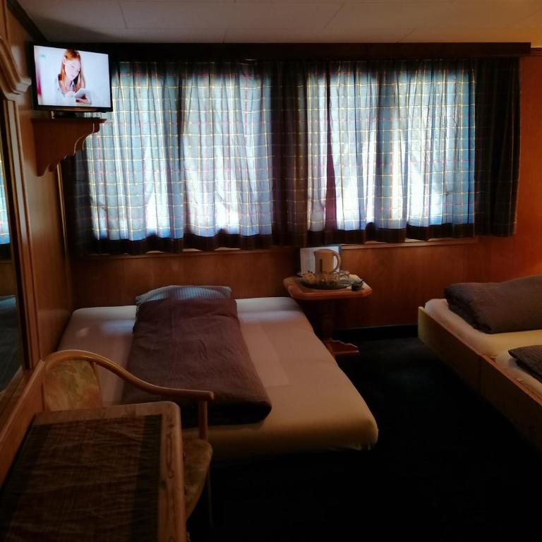 Petit Helvetia Budget Hotel - Dreibettzimmer - 2