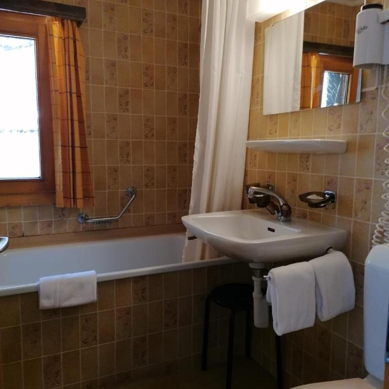 Petit Helvetia Budget Hotel - Dreibettzimmer - 4