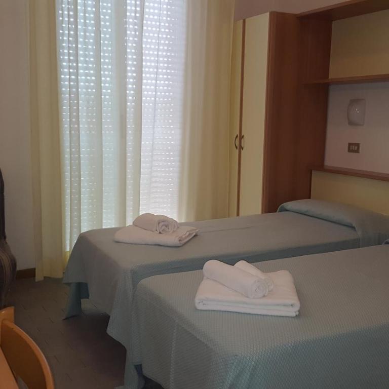 Hotel Conti - Standard Doppel- oder Zweibettzimmer - 2