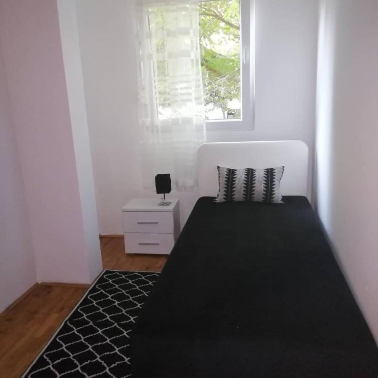 Yellow apartment, central Podgorica - Three-Bedroom Apartment - 9
