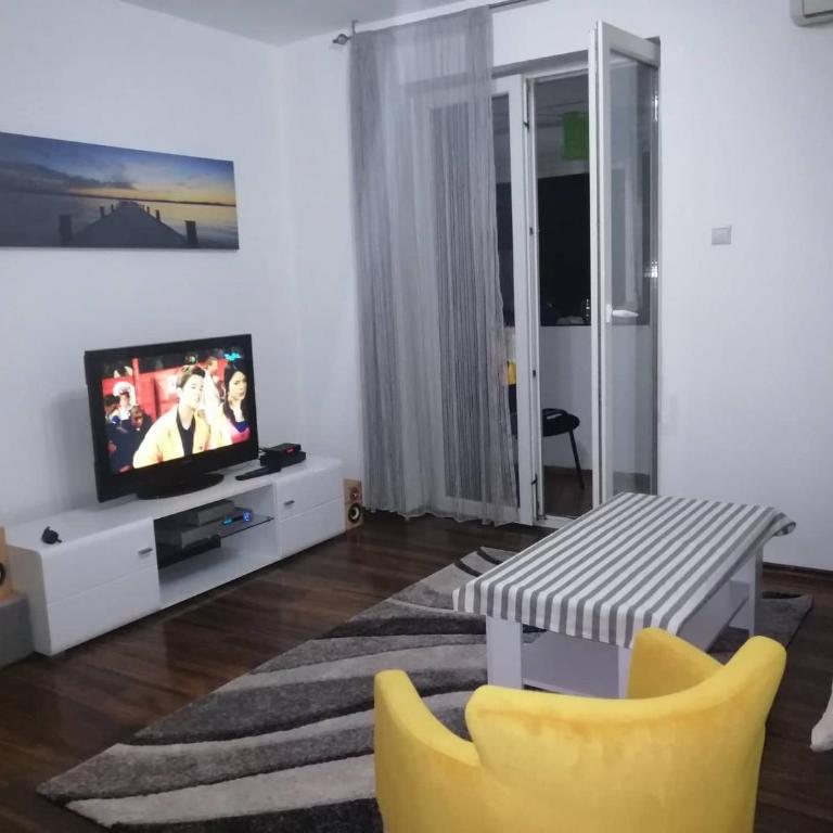 Yellow apartment, central Podgorica - Three-Bedroom Apartment - 4