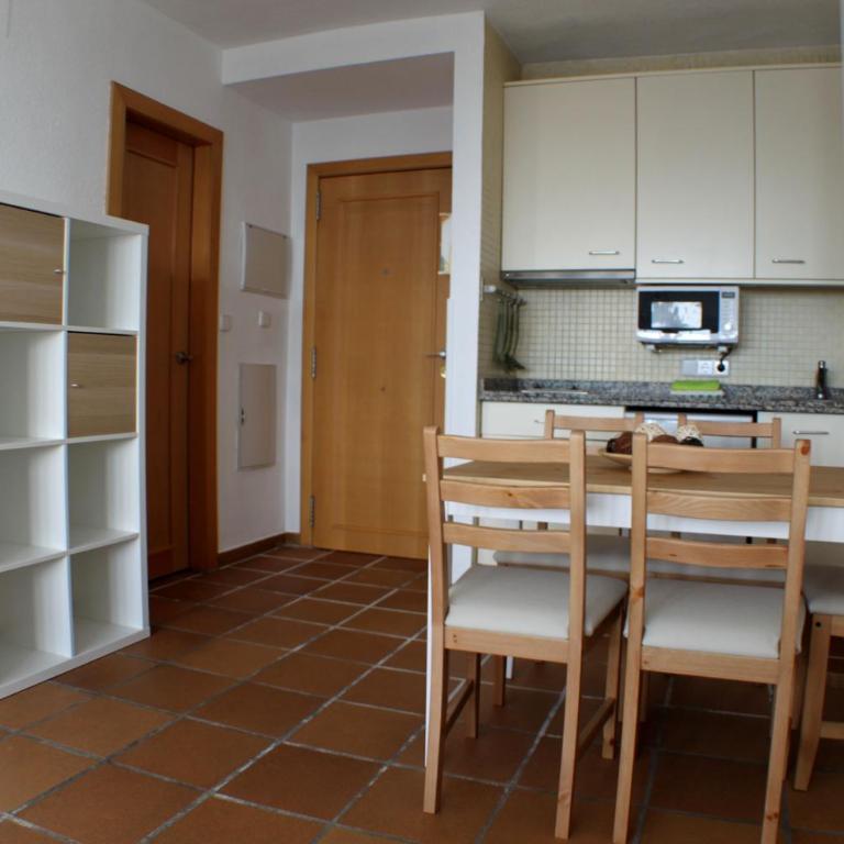 Apartamentos Arttyfal con parking y WiFi by SURYNIEVE - Apartamento de 1 dormitorio con aparcamiento - 3
