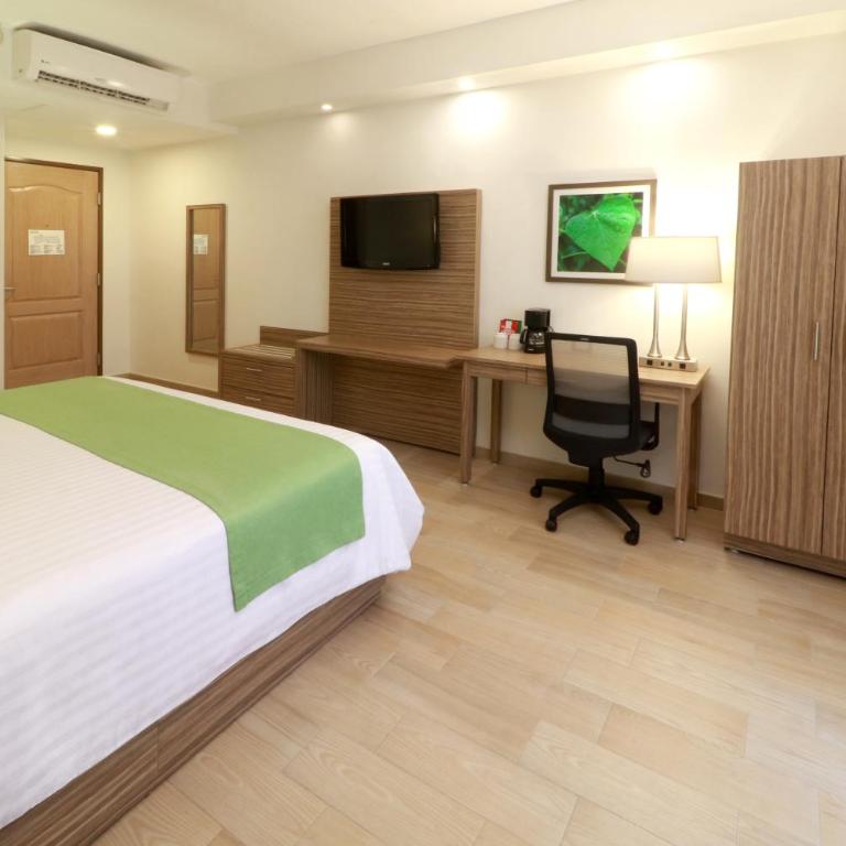 Wyndham Garden Monterrey Valle Real - King Room - 1